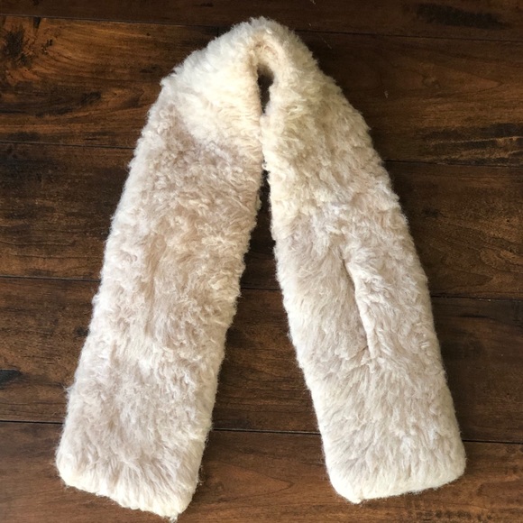 📣OPEN OFFERS📣ALDO Faux Fur Pullthru Scarf 🧣 - Picture 2 of 4